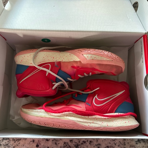 Kyries - Picture 2 of 4